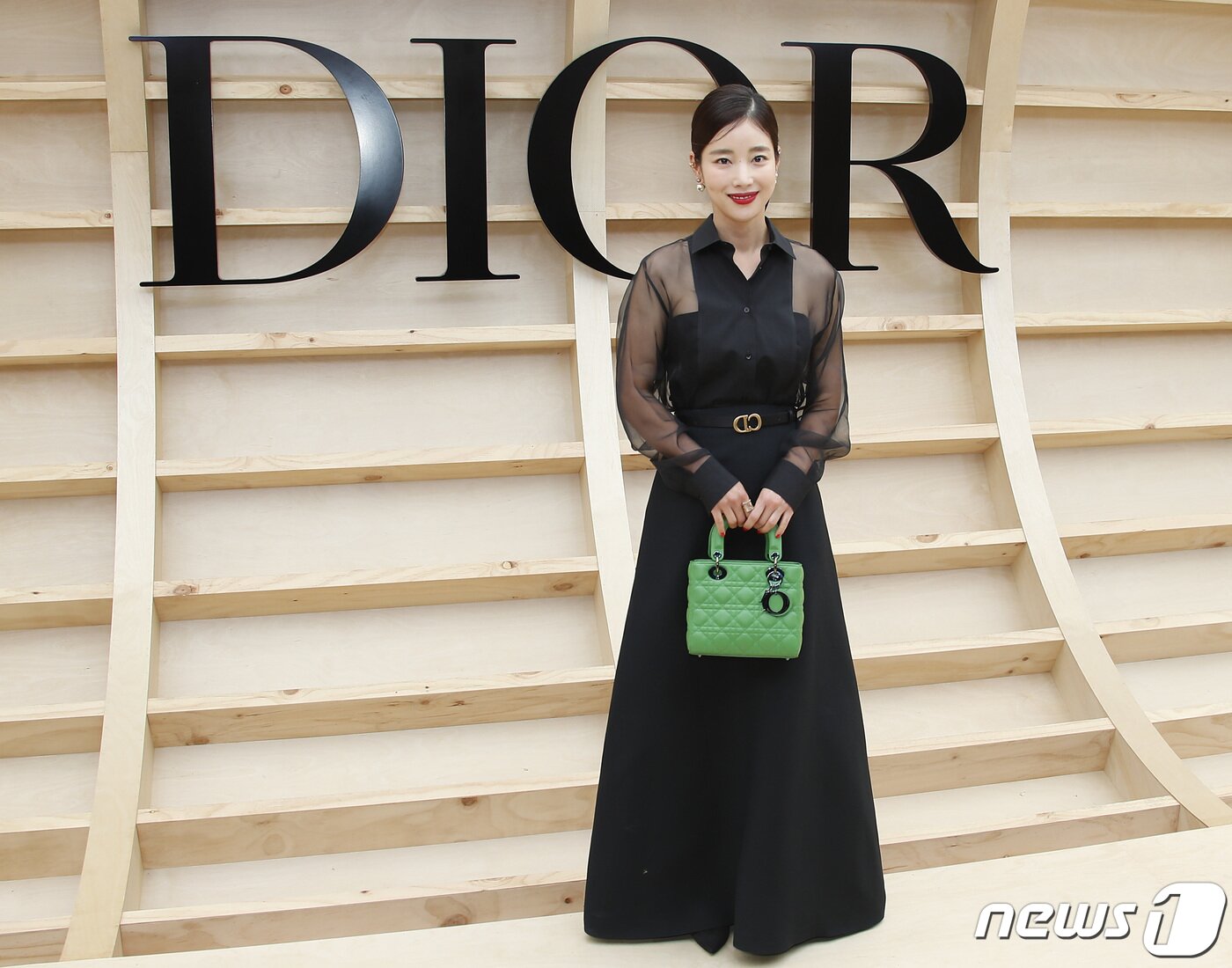 본문 이미지 - 배우 기은세가 30일 서울 서대문구 이화여자대학교에서 열린 ‘디올(DIOR) 한국 최초 2022 가을 여성 컬렉션’에 블랙 시스루 드레스를 입고 참석해 포즈를 취하고 있다. ⓒ News1 권현진 기자