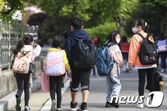 한 초등학교 학생들이 등교하고 있다. (사진은 기사 내용과 무관함) / 뉴스1 © News1 사진공동취재단