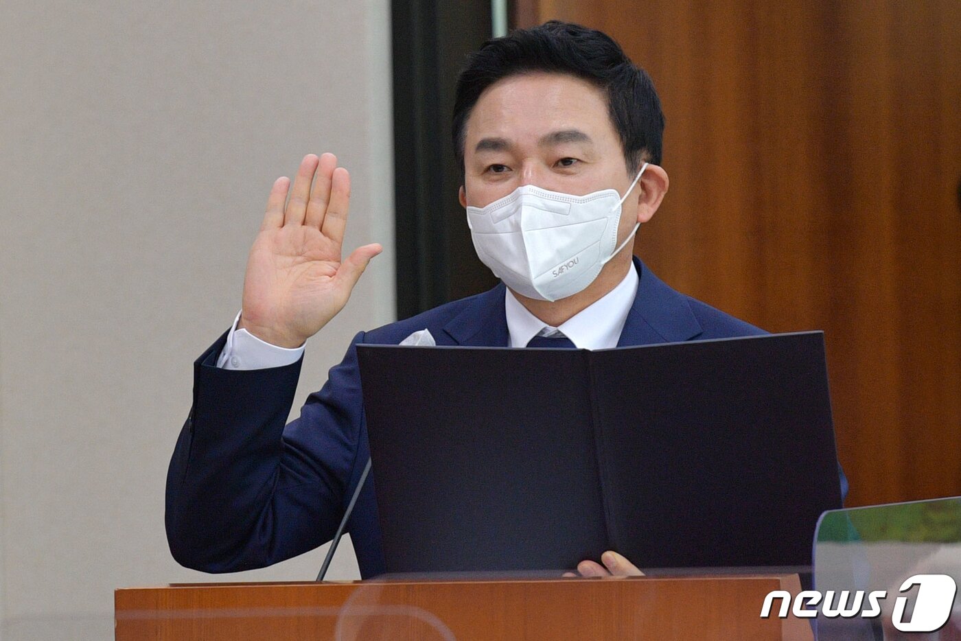 본문 이미지 - 원희룡 국토교통부 장관 후보자가 2일 오전 서울 여의도 국회 국토교통위원회에서 열린 인사청문회에 출석해 증인 선서를 하고 있다. (공동취재)2022.5.2/뉴스1 ⓒ News1 허경 기자