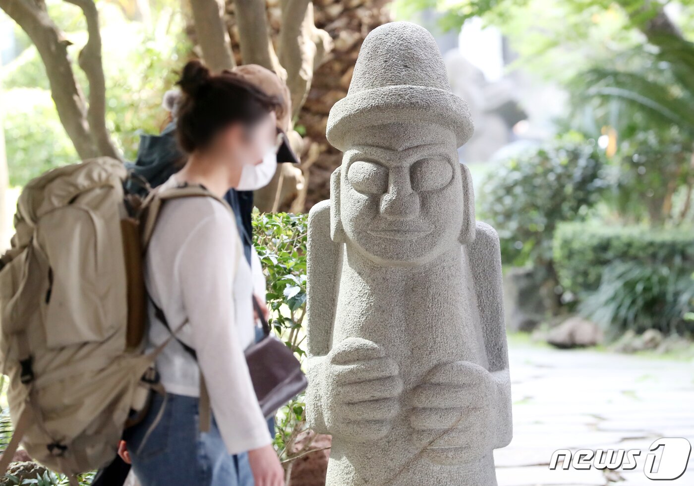 본문 이미지 - 제주공항에 설치된 돌하르방&#40;자료사진&#41;/뉴스1