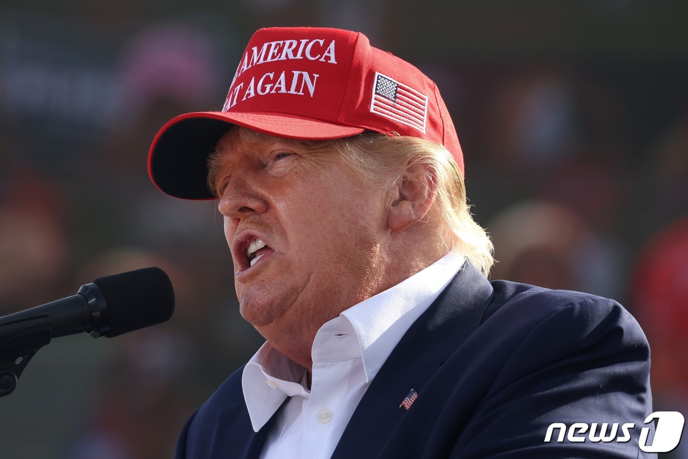 (그린우드 AFP=뉴스1) 우동명 기자 = 도널드 트럼프 전 미국 대통령이 1일(현지시간) 네브레스카주 그린우드의 자동차 경주장에서 열린 선거 집회서 지원 연설을 하고 있다.ⓒ A …