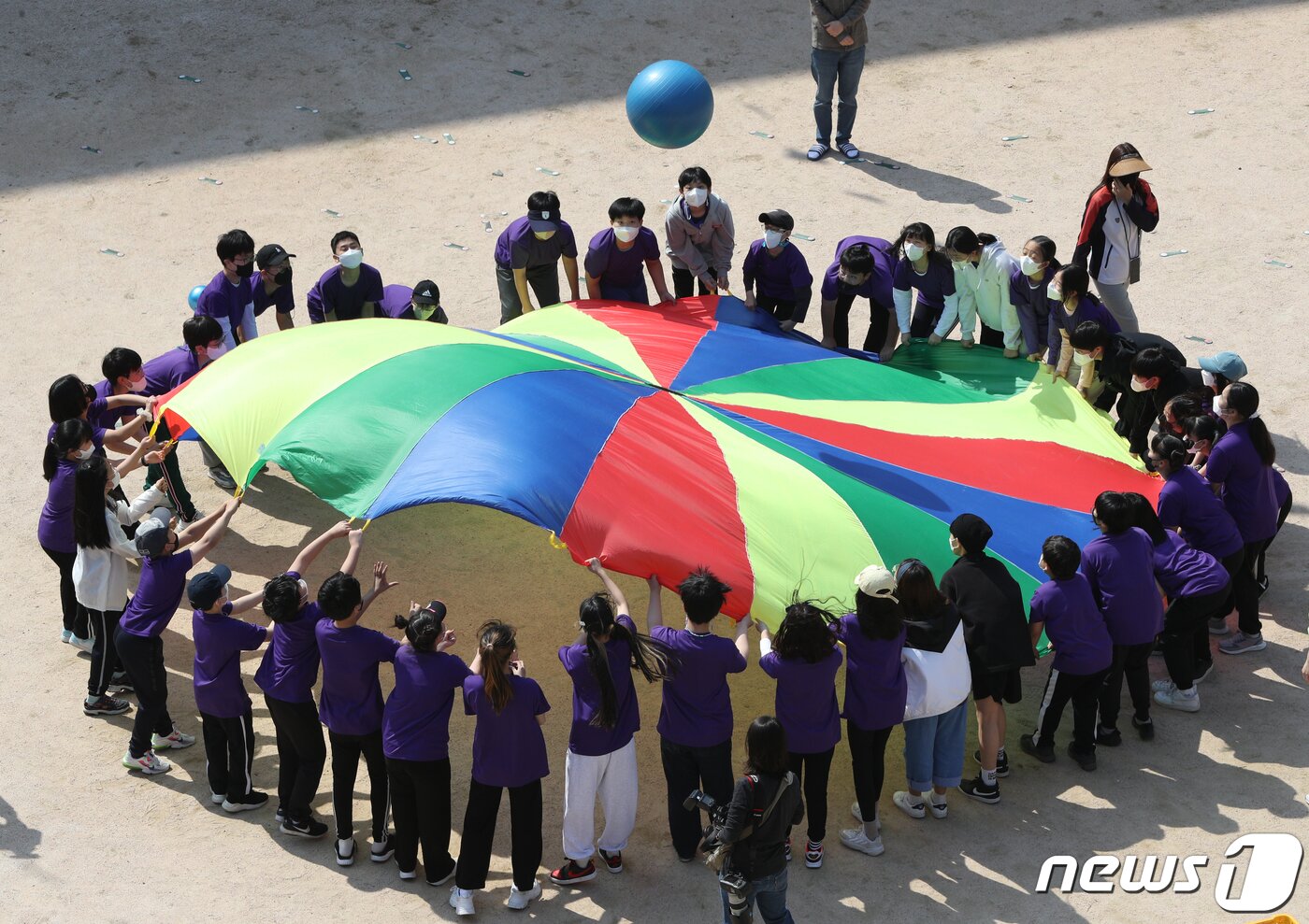 본문 이미지 - 2일 오전 서울 서대문구 금화초등학교에서 학생들이 체육대회를 하고 있다.  2022.5.2/뉴스1 ⓒ News1 신웅수 기자