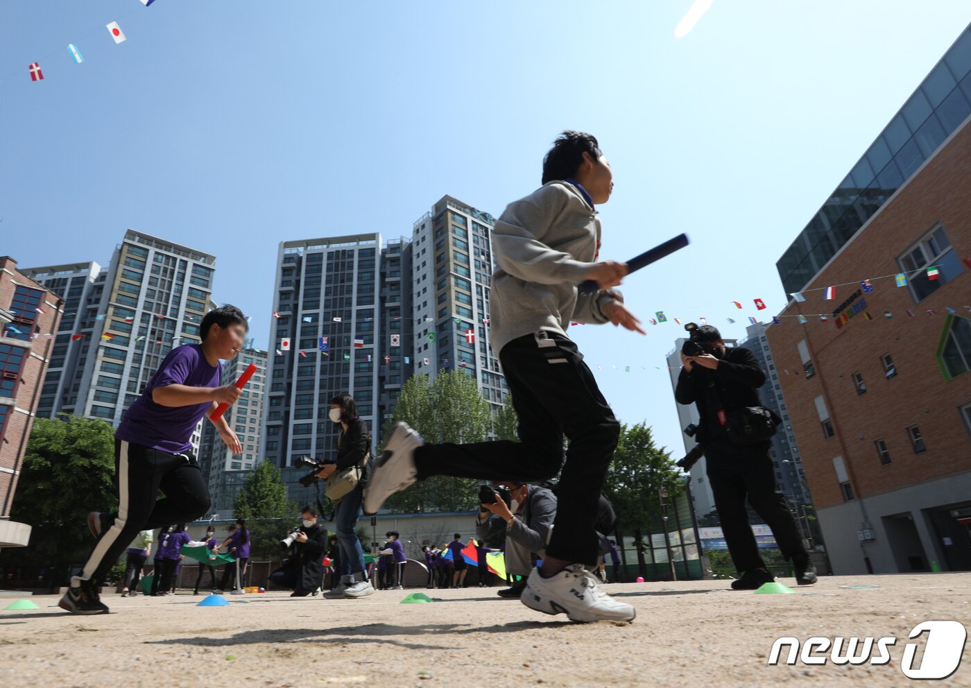 본문 이미지 - 2일 오전 서울 서대문구 금화초등학교에서 열린 체육대회에서 학생들이 마스크를 벗고 계주를 하고 있다. 2022.5.2/뉴스1 ⓒ News1 신웅수 기자