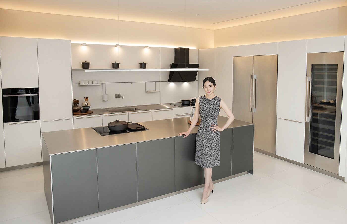 본문 이미지 - 삼성전자 모델이 서울 대치동 삼성디지털프라자 삼성대치본점에 위치한 '데이코 하우스'에서 럭셔리 빌트인 가전 '데이코(Dacor)' 제품을 소개하고 있는 모습 (삼성전자 제공)ⓒ 뉴스1