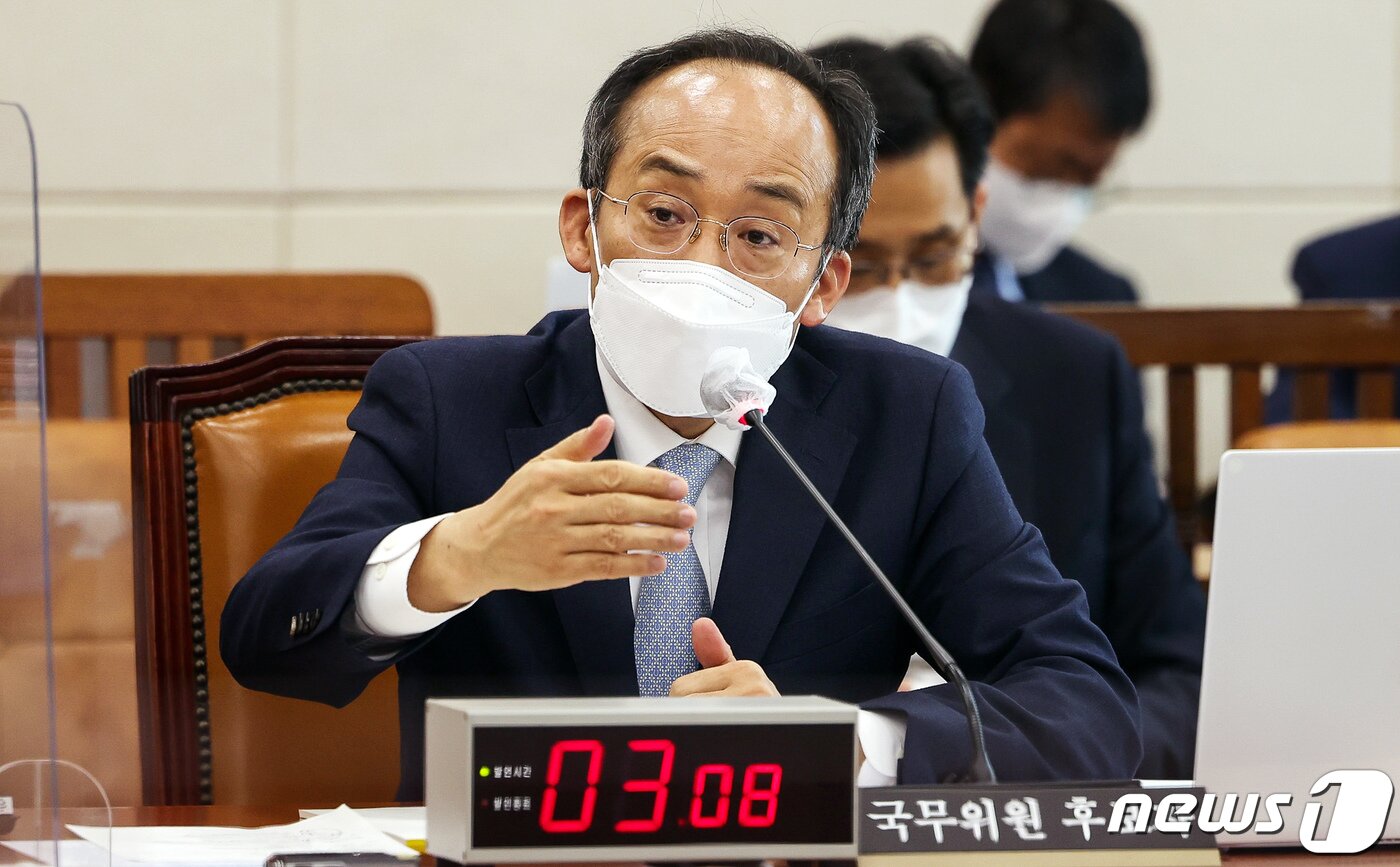 본문 이미지 - 추경호 경제부총리 겸 기획재정부 장관 후보자가 2일 서울 여의도 국회에서 열린 인사청문회에서 의원 질의에 답하고 있다. (공동취재) 2022.5.2/뉴스1 ⓒ News1 유승관 기자