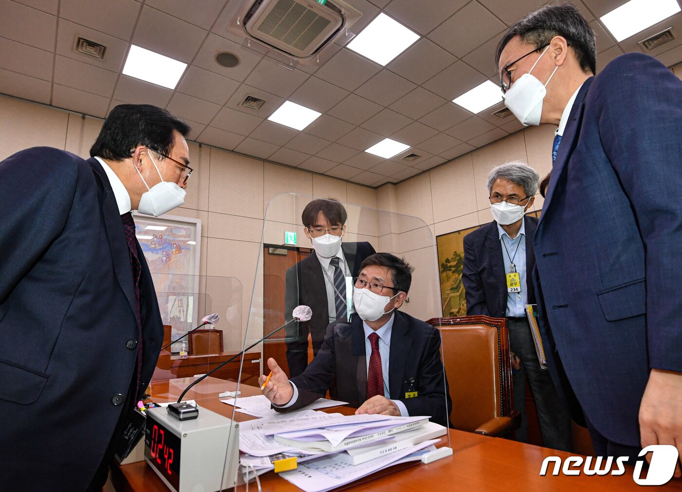 본문 이미지 - 박보균 문화체육관광부 장관 후보자가 2일 서울 여의도 국회에서 열린 문화체육관광위원회 인사청문회가 정회되자 이채익 문체위원장(왼쪽)과 대화를 나누고 있다. (공동취재)2022.5.2/뉴스1 ⓒ News1 허경 기자