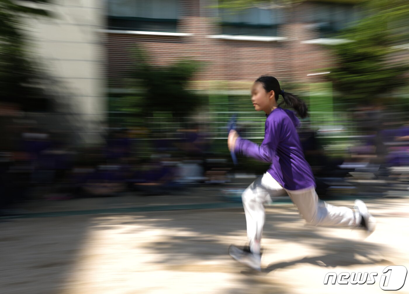 본문 이미지 - 2일 오전 서울 서대문구 금화초등학교에서 열린 체육대회에서 학생들이 마스크를 벗고 계주를 하고 있다. 2022.5.2/뉴스1 ⓒ News1 신웅수 기자