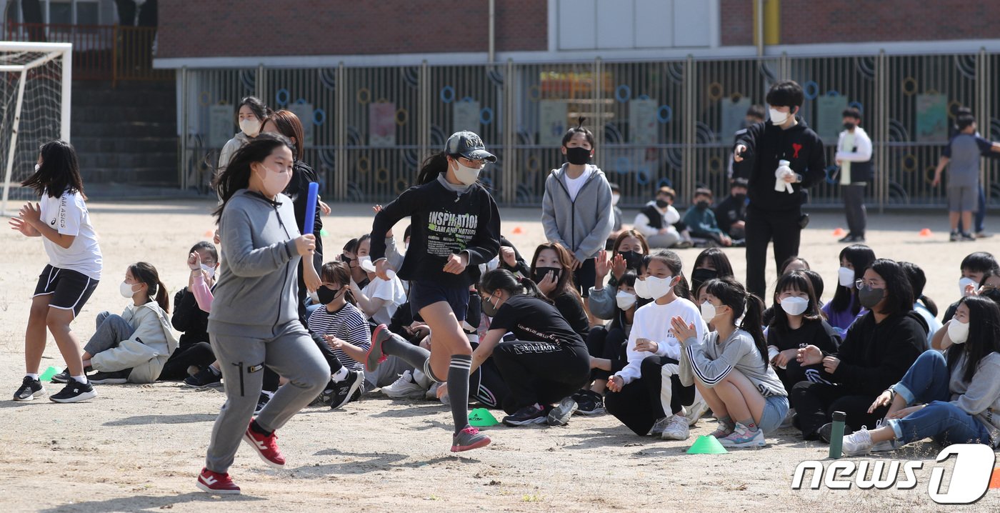 경기 수원 장안구 영화초등학교 열린 학년별 체육대회에서 아이들이 계주 달리기를 하고 있다.2022.5.2/뉴스1 ⓒ News1 김영운 기자