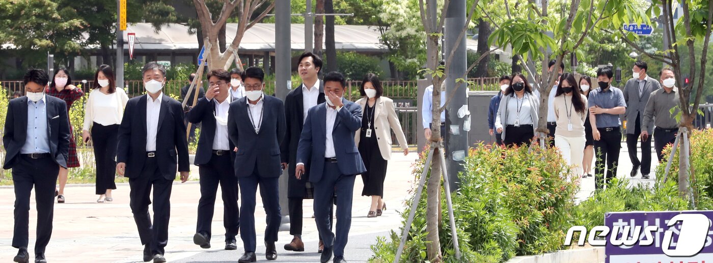 본문 이미지 - 실외 마스크 착용 의무가 해제된 2일 세종시 정부세종청사 공무원들이 대부분 마스크를 착용한 채 점심식사를 위해 이동하고 있다. 2022.5.2/뉴스1 ⓒ News1 김기남 기자