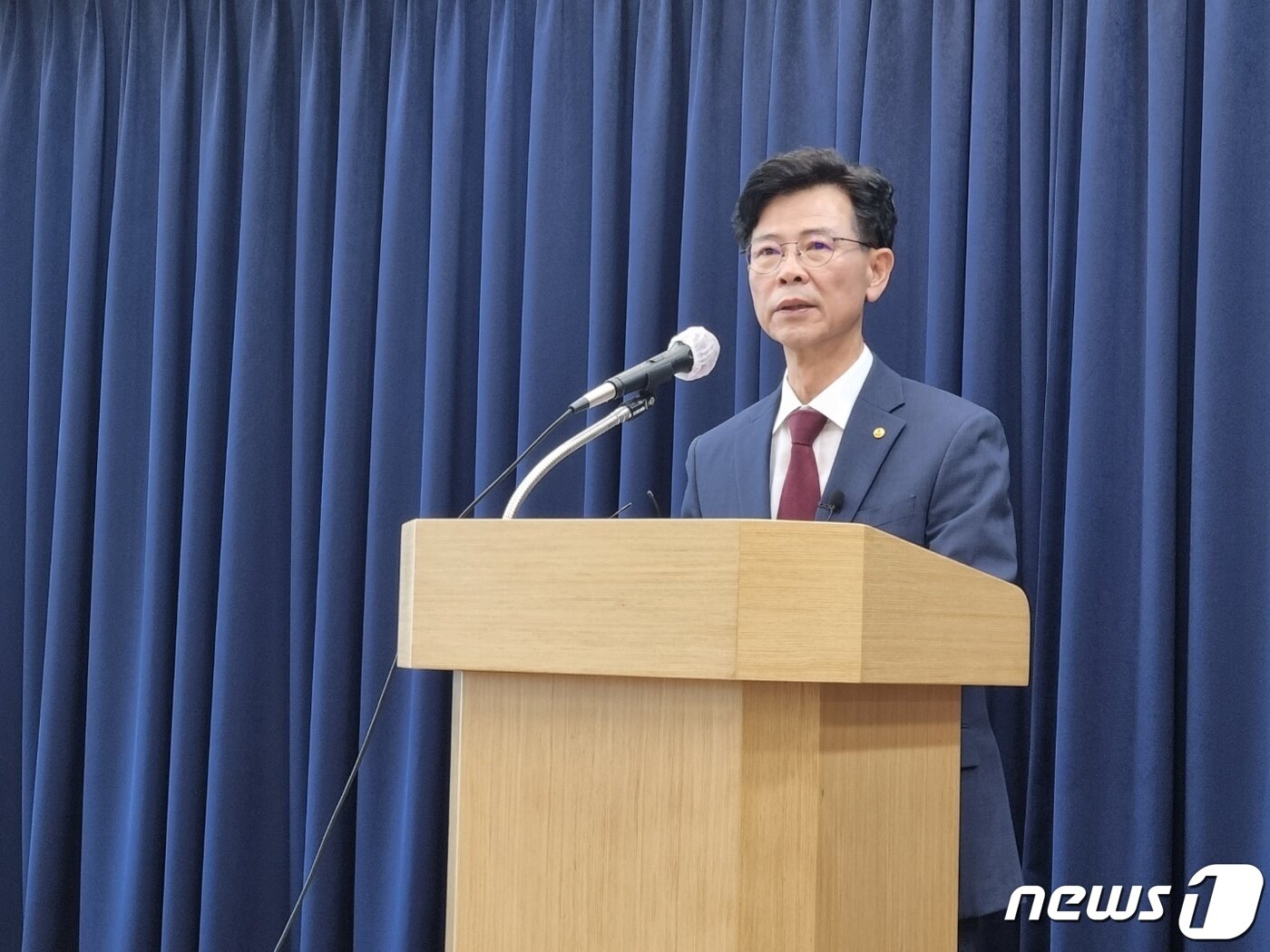 본문 이미지 - 6·1 지방선거 국민의힘 강릉시장 공천에서 배제된 김한근 강릉시장이 2일 시청 브리핑룸에서 기자회견을 열고 무소속 출마 의사를 밝히고 있다. 2022.5.2/뉴스1 윤왕근 기자