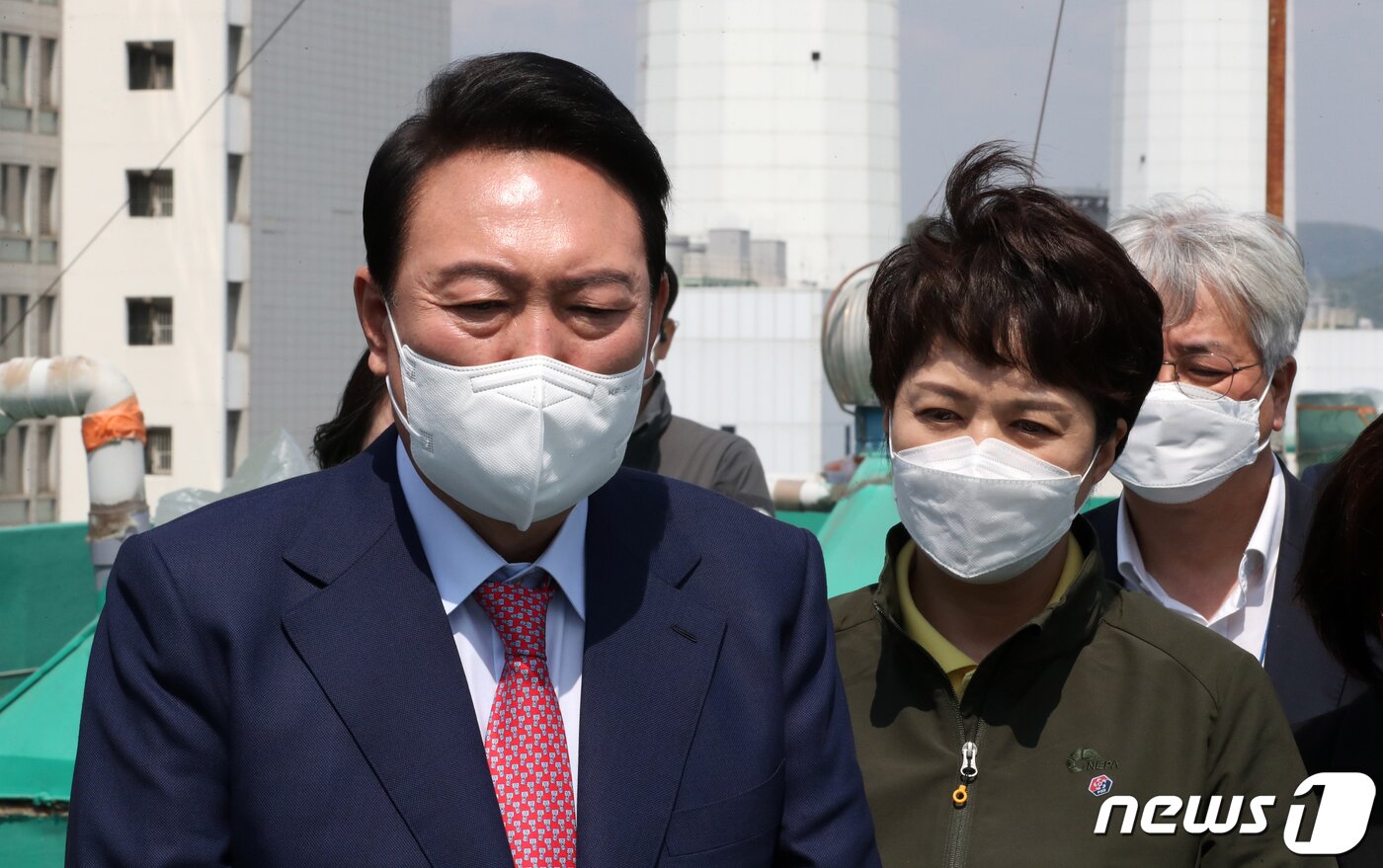 본문 이미지 - 윤석열 대통령 당선인과 김은혜 국민의힘 경기도지사 후보가 2일 오후 경기 안양시 동안구 초원7단지 부영아파트에서 열린 '1기 신도시 노후아파트 현안 점검'에 참석해 아파트 리모델링 현안에 대해 설명을 듣고 있다. 2022.5.2/뉴스1 ⓒ News1 인수위사진기자단