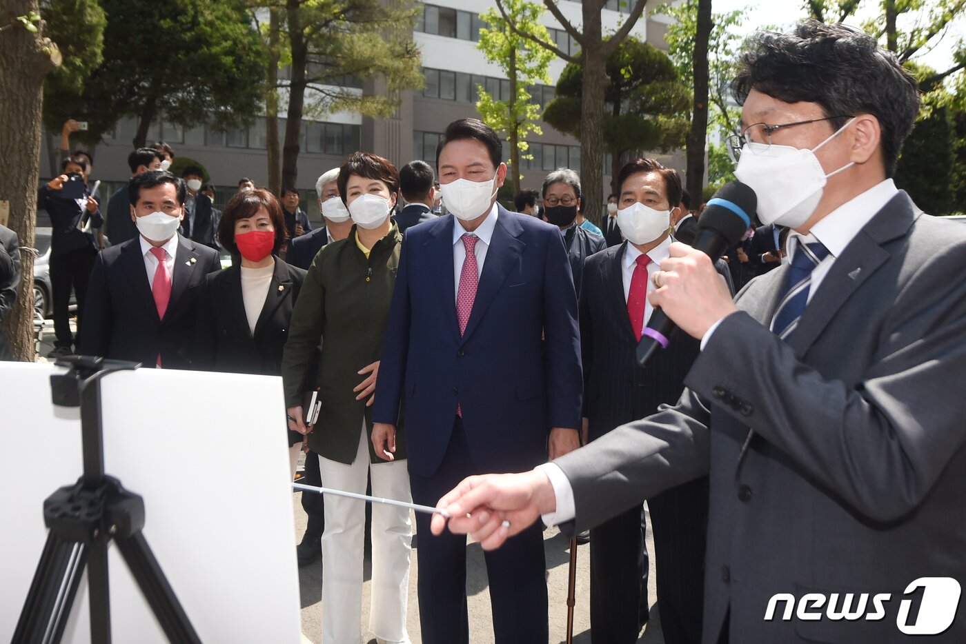 본문 이미지 - 윤석열 대통령이 지난해 5월 2일 경기 안양시 동안구 초원7단지 부영아파트에서 열린 '1기 신도시 노후아파트 현안 점검'에 참석해 아파트 리모델링 현안에 대해 설명을 듣고 있다. 2022.5.2/뉴스1 ⓒ News1 인수위사진기자단
