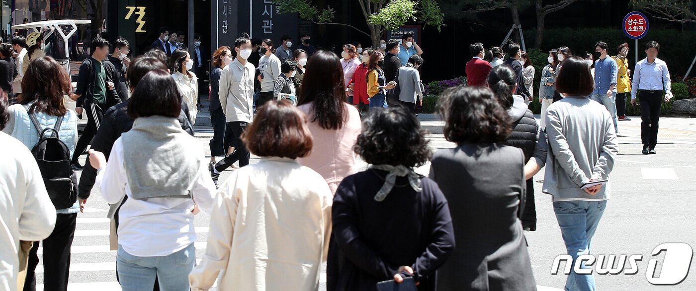 본문 이미지 - 마스크 야외 착용 의무가 해제된 첫날인 2일 서울 종로구 종각역 일대에서 시민들이 점심식사를 위해 이동하고 있다. 2022.5.2/뉴스1 ⓒ News1 박지혜 기자