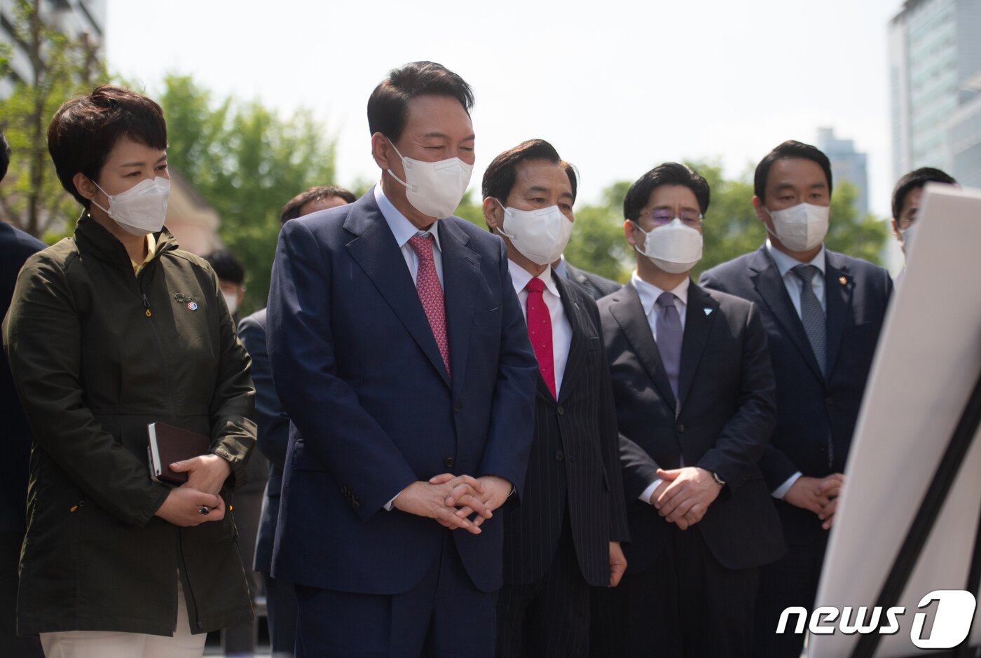 본문 이미지 - 윤석열 대통령 당선인과 김은혜 국민의힘 경기도지사 후보가 2일 오후 경기 안양시 동안구 초원7단지 부영아파트에서 열린 '1기 신도시 노후아파트 현안 점검'에 참석해 아파트 리모델링 현안에 대해 설명을 듣고 있다. 2022.5.2/뉴스1 ⓒ News1 인수위사진기자단