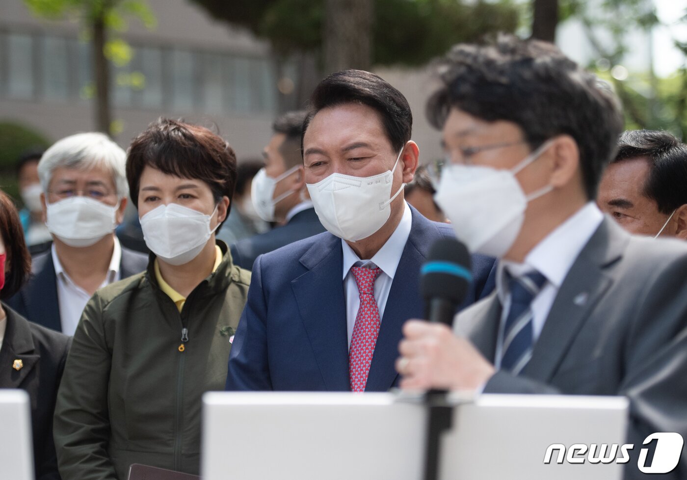 본문 이미지 - 윤석열 대통령 당선인과 김은혜 국민의힘 경기도지사 후보가 2일 오후 경기 안양시 동안구 초원7단지 부영아파트에서 열린 '1기 신도시 노후아파트 현안 점검'에 참석해 아파트 리모델링 현안에 대해 설명을 듣고 있다. 2022.5.2/뉴스1 ⓒ News1 인수위사진기자단