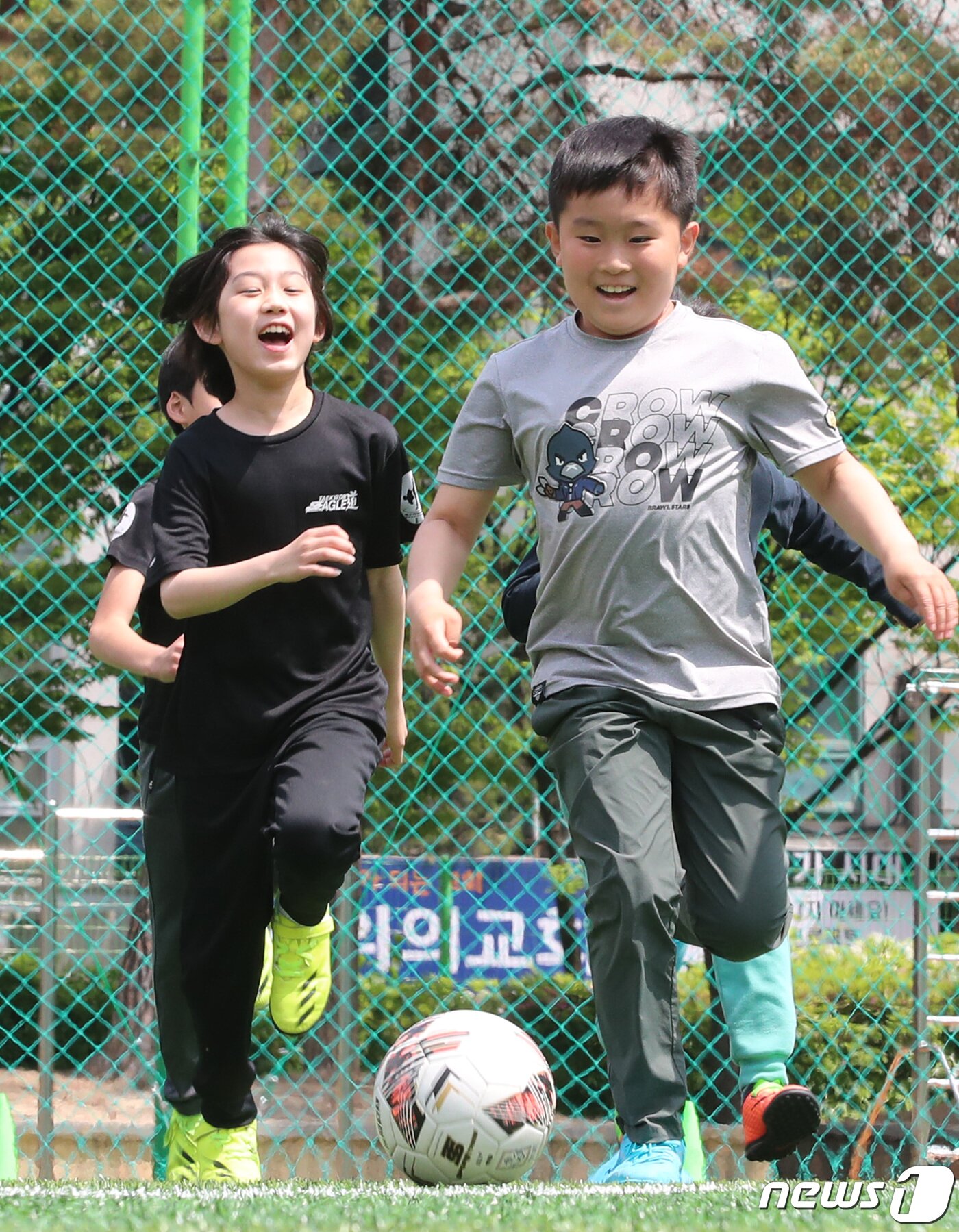 본문 이미지 - 2일 대전 둔산초등학교에서 학생들이 마스크를 벗고 축구를 하고 있다. 이날부터 실외 마스크 의무 해제에 따라 학급 단위 실외 체육수업에서는 마스크를 벗어도 된다. 2022.5.2/뉴스1 ⓒ News1 김기태 기자