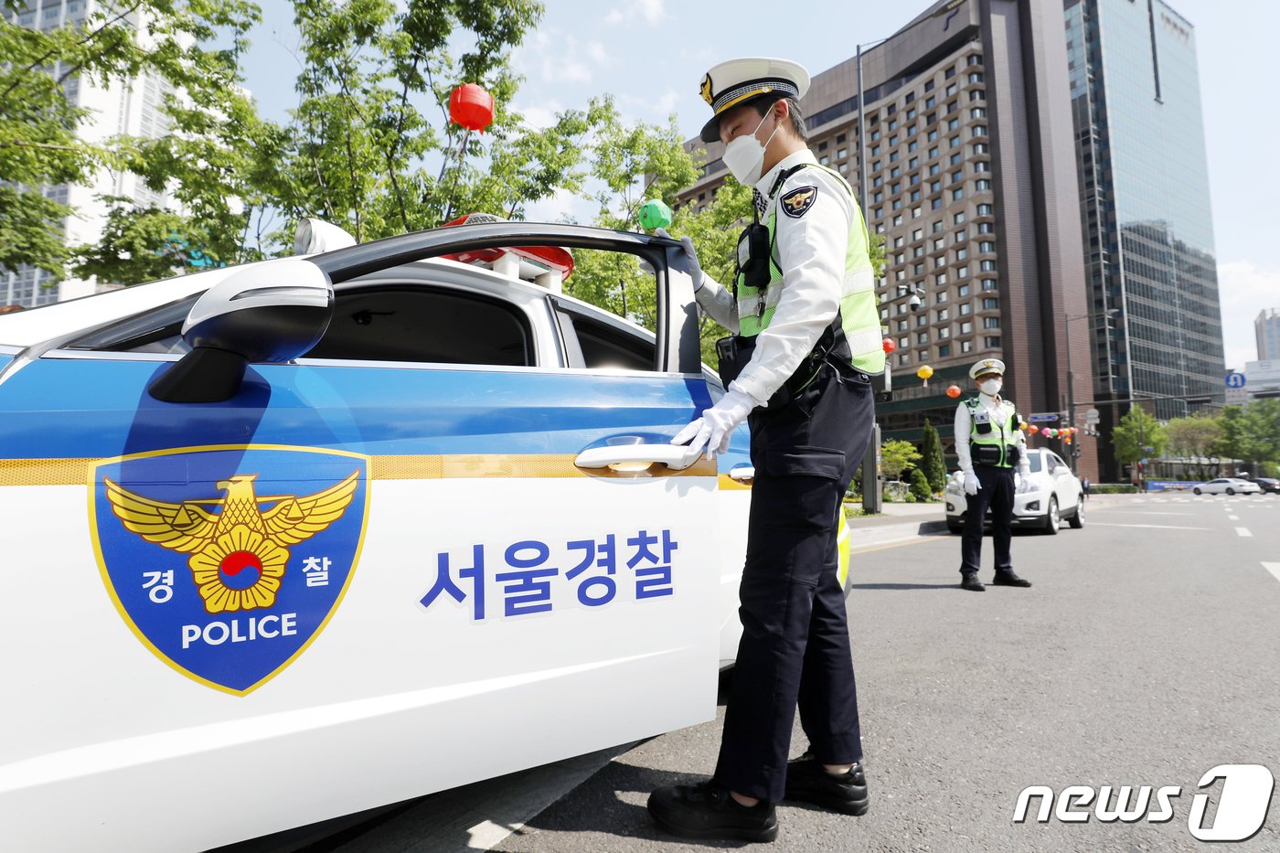 서울 중구 서울시청 앞 도로에서 &#39;서울경찰&#39; 표기를 한 순찰차량이 업무에 투입되고 있다. 2022.5.2/뉴스1 ⓒ News1 민경석 기자