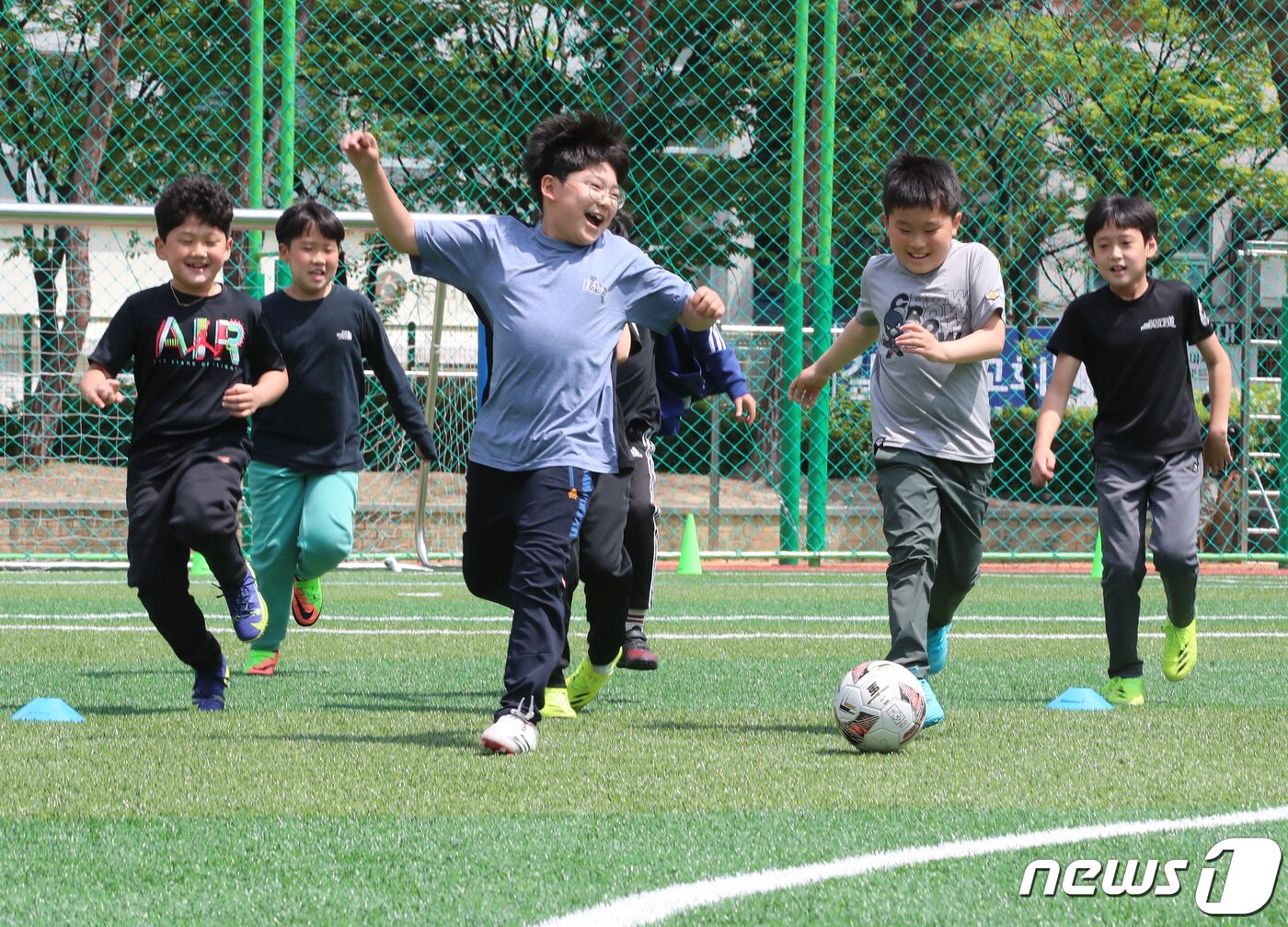 본문 이미지 - 2일 대전 둔산초등학교에서 학생들이 마스크를 벗고 축구를 하고 있다. 이날부터 실외 마스크 의무 해제에 따라 학급 단위 실외 체육수업에서는 마스크를 벗어도 된다. 2022.5.2/뉴스1 ⓒ News1 김기태 기자