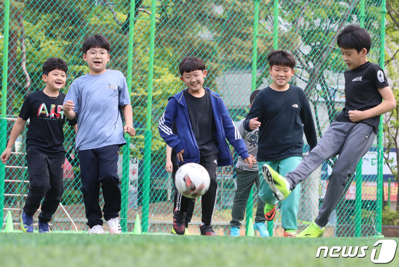 본문 이미지 - 2일 대전 둔산초등학교에서 학생들이 마스크를 벗고 축구를 하고 있다. 이날부터 실외 마스크 의무 해제에 따라 학급 단위 실외 체육수업에서는 마스크를 벗어도 된다. 2022.5.2/뉴스1 ⓒ News1 김기태 기자