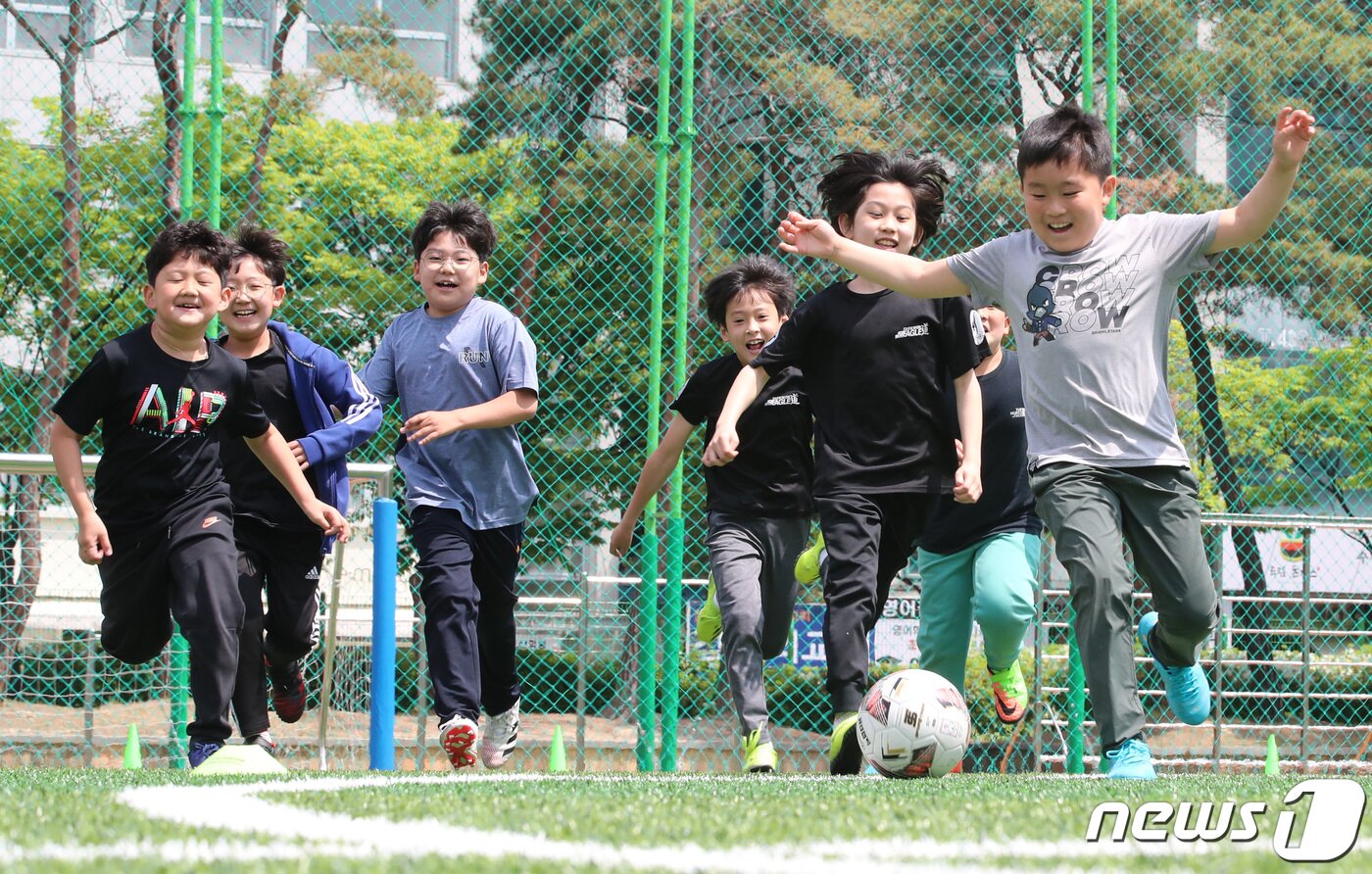 본문 이미지 - 2일 대전 둔산초등학교에서 학생들이 마스크를 벗고 축구를 하고 있다. 2022.5.2/뉴스1 ⓒ News1 김기태 기자