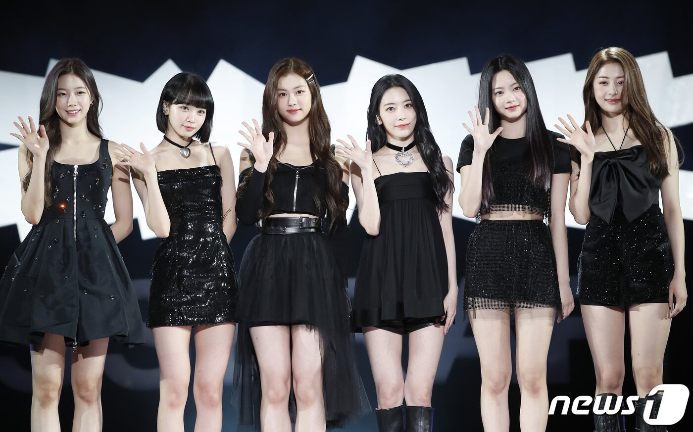 본문 이미지 - 하이브 최초 걸그룹 르세라핌(LE SSERAFIM) 카츠하(왼쪽부터), 김채원, 김가람, 사쿠라, 홍은채, 허윤진이 2일 서울 중구 장충체육관에서 열린 데뷔 앨범 ‘FEARLESS’ 미디어 쇼케이스에서 포즈를 취하고 있다. 2022.5.2/뉴스1 ⓒ News1 권현진 기자