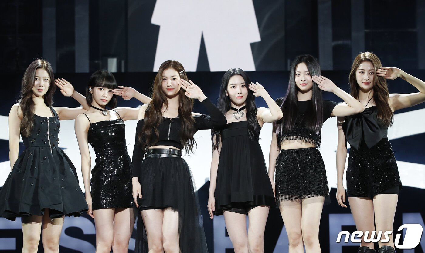 본문 이미지 - 하이브 최초 걸그룹 르세라핌(LE SSERAFIM) 카츠하(왼쪽부터), 김채원, 김가람, 사쿠라, 홍은채, 허윤진이 2일 서울 중구 장충체육관에서 열린 데뷔 앨범 ‘FEARLESS’ 미디어 쇼케이스에서 포즈를 취하고 있다. 2022.5.2/뉴스1 ⓒ News1 권현진 기자