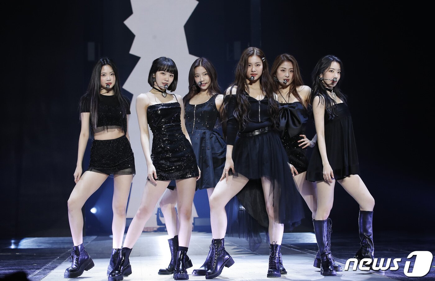 본문 이미지 - 하이브 최초 걸그룹 르세라핌(LE SSERAFIM) 홍은채(왼쪽부터), 김채원, 카츠하, 김가람, 허윤진, 사쿠라가 2일 서울 중구 장충체육관에서 열린 데뷔 앨범 ‘FEARLESS’ 미디어 쇼케이스에서 타이틀 곡을 선보이고 있다. 2022.5.2/뉴스1 ⓒ News1 권현진 기자