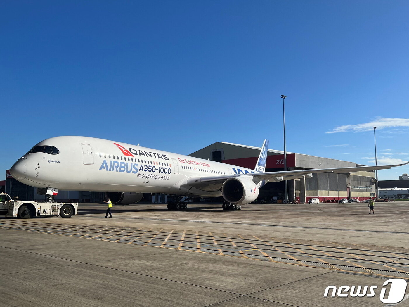 본문 이미지 - 콴타스 항공의 A350-1000 항공기. ⓒ 로이터=뉴스1 