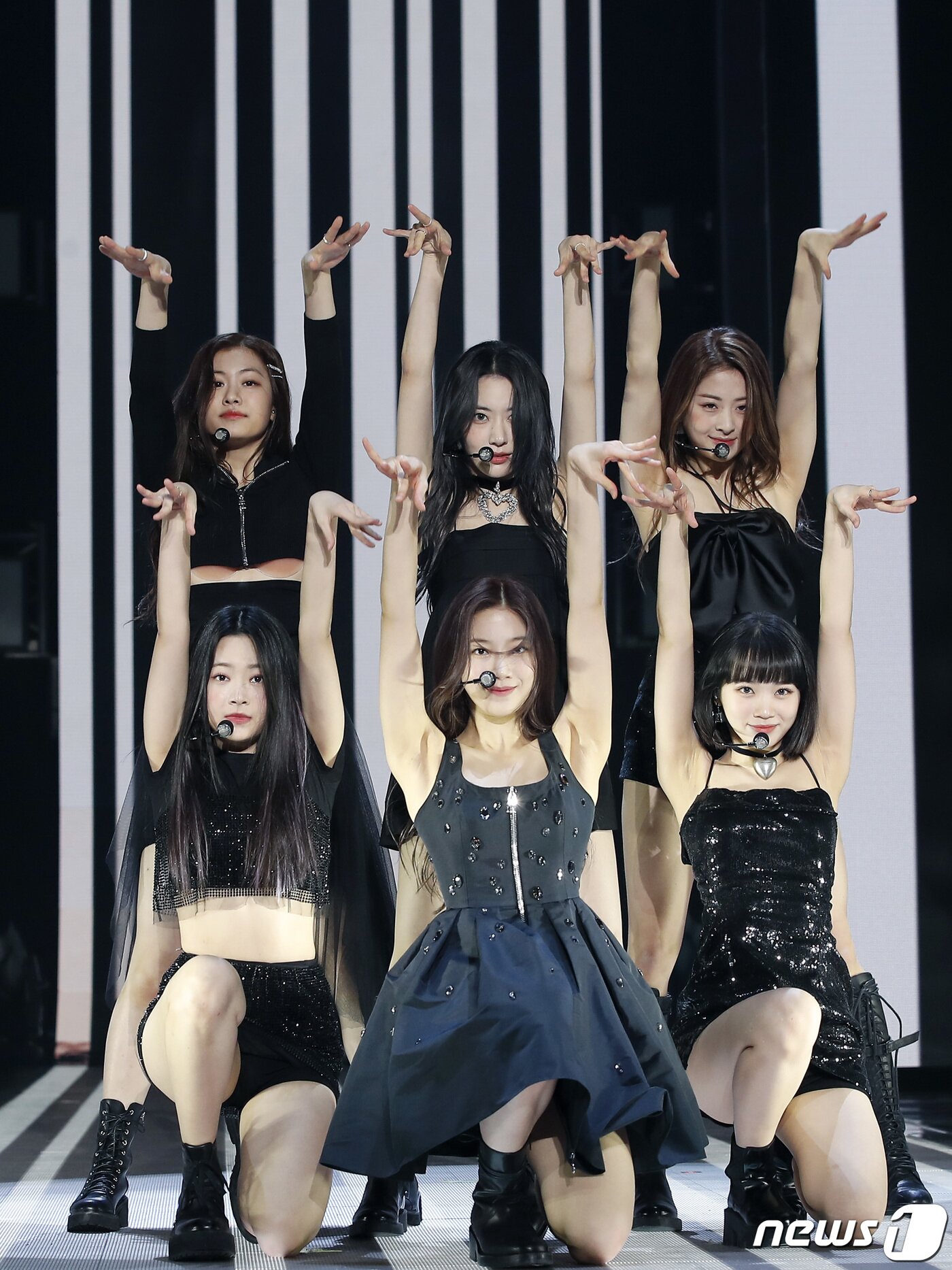 본문 이미지 - 하이브 최초 걸그룹 르세라핌(LE SSERAFIM) 홍은채, 김채원, 카츠하, 김가람, 허윤진, 사쿠라가 2일 서울 중구 장충체육관에서 열린 데뷔 앨범 ‘FEARLESS’ 미디어 쇼케이스에서 타이틀 곡을 선보이고 있다. 2022.5.2/뉴스1 ⓒ News1 권현진 기자