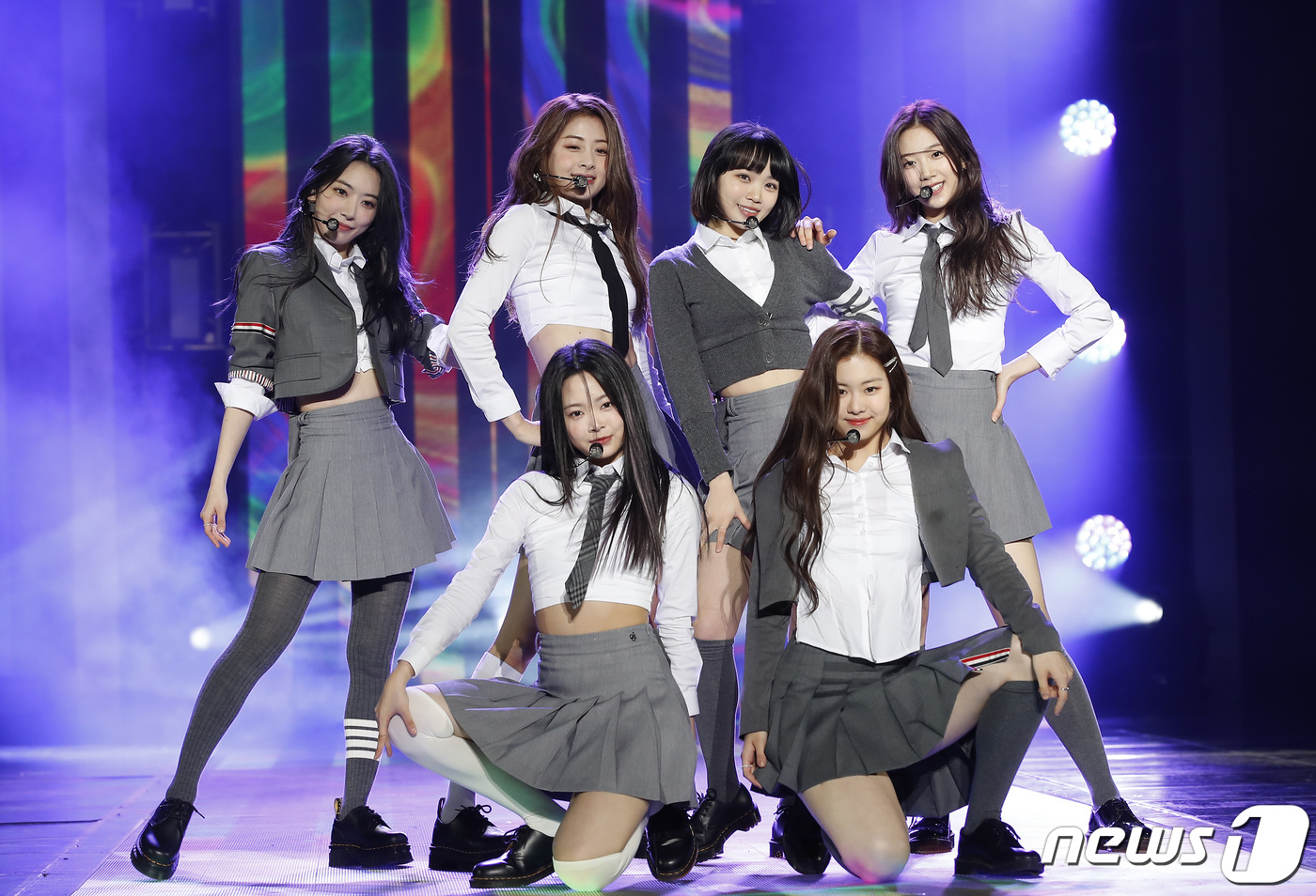 (서울=뉴스1) 권현진 기자 = 하이브 최초 걸그룹 르세라핌(LE SSERAFIM) 홍은채, 김채원, 카즈하, 김가람, 허윤진, 사쿠라가 2일 서울 중구 장충체육관에서 열린 데뷔 …