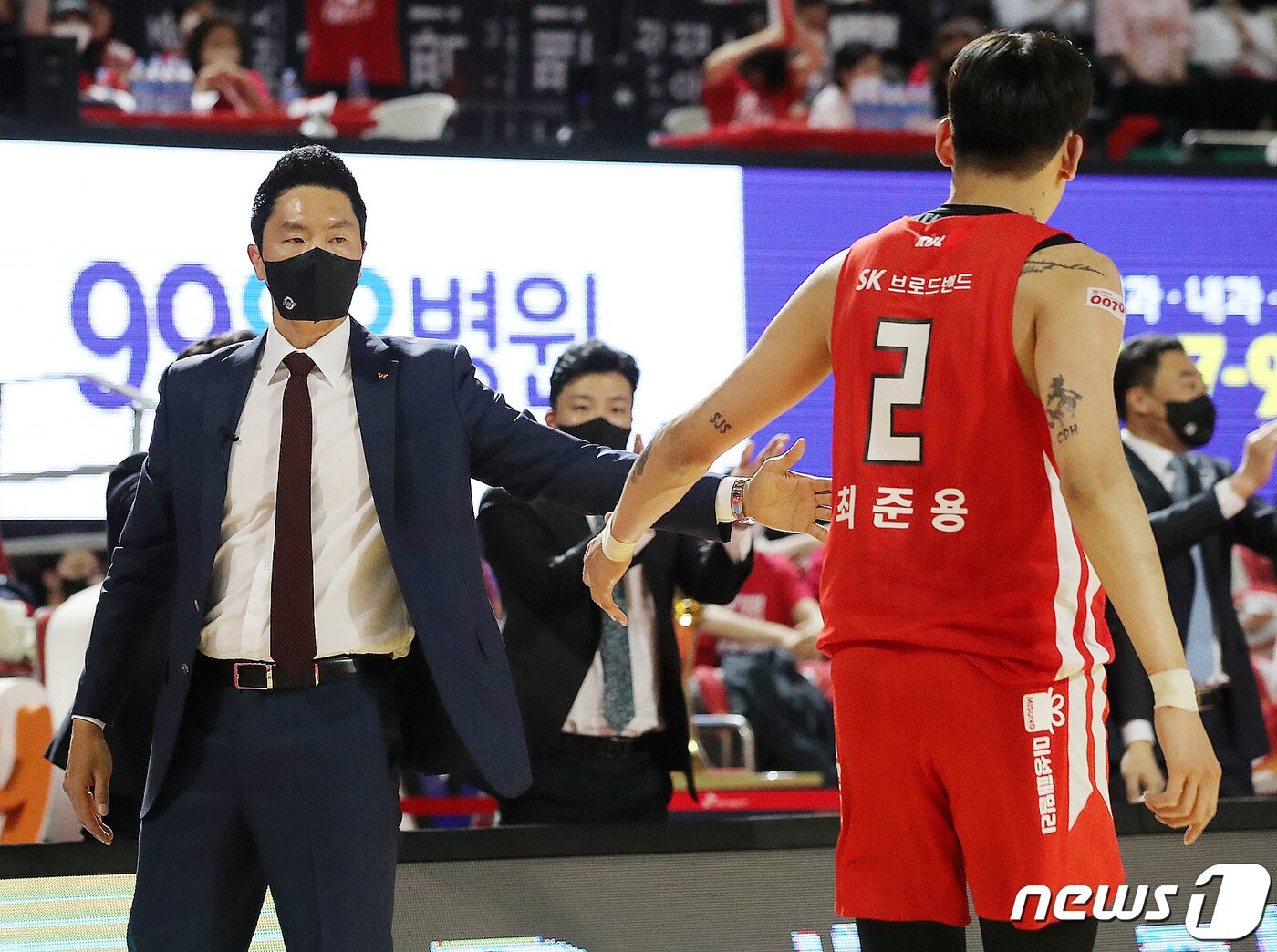 본문 이미지 - 2일 오후 서울 송파구 잠실실내체육관에서 열린 2021-2022 KGC인삼공사 정관장 프로농구 챔피언결정전 1차전 서울 SK나이츠와 안양 KGC인삼공사의 경기, SK 전희철 감독이 최준용과 하이파이브를 하고 있다. 2022.5.2/뉴스1 ⓒ News1 김진환 기자