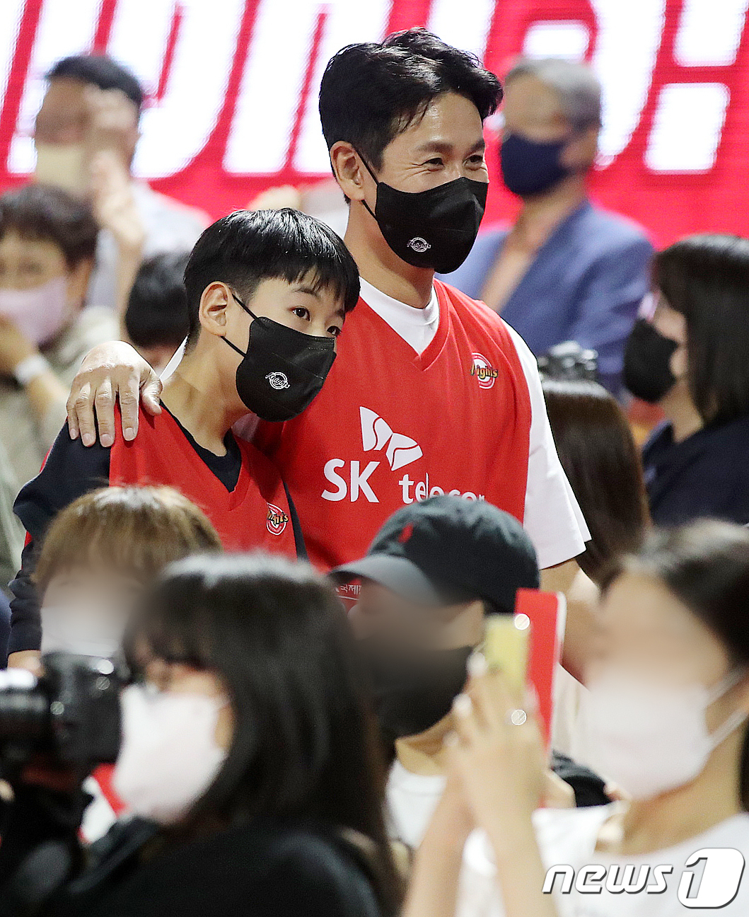 (서울=뉴스1) 김진환 기자 = 배우 이선균이 아들 이룩 군과 2일 오후 서울 송파구 잠실실내체육관에서 2021-2022 KGC인삼공사 정관장 프로농구 챔피언결정전 1차전 서울 S …