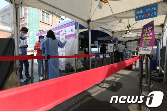 20일 오전 서울역 광장에 마련된 신종 코로나바이러스 감염증(코로나19) 임시선별검사소에서 시민들이 PCR(유전자 증폭) 검사를 받기 위해 줄을 서 있다. 2022.5.20/뉴스1 © News1 신웅수 기자