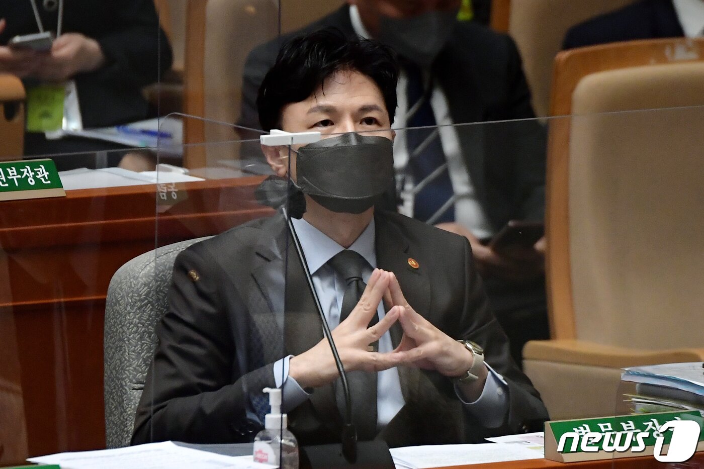 본문 이미지 - 한동훈 법무부장관이 20일 오전 서울 여의도 국회에서 열린 예산결산특별위원회에서 생각에 잠겨있다. (공동취재) 2022.5.20/뉴스1 ⓒ News1 허경 기자