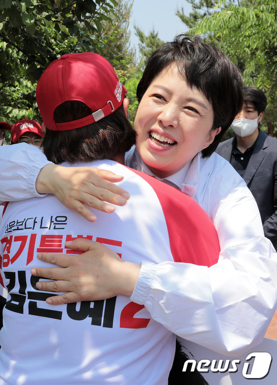 선거 운동원 격려하는 김은혜 후보