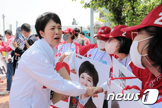 선거 운동원들과 대화하는 김은혜 후보