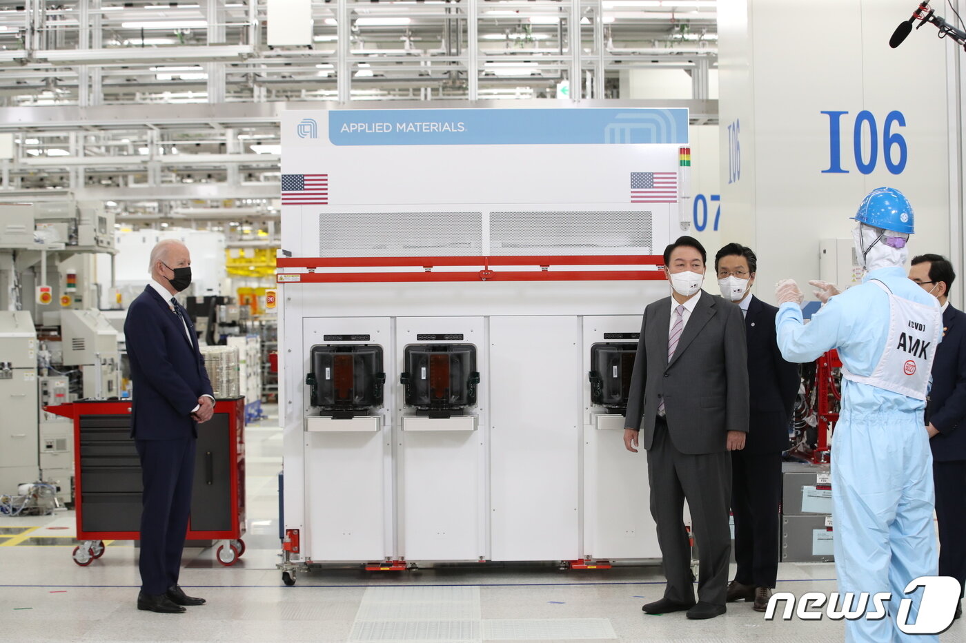 본문 이미지 - 윤석열 대통령과 조 바이든 미국 대통령이 20일 경기 평택 삼성전자 반도체 공장을 시찰하고 있다. (대통령실사진기자단) 2022.5.20/뉴스1 ⓒ News1 오대일 기자