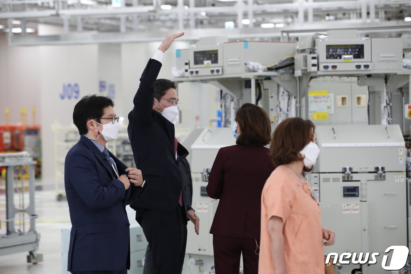 본문 이미지 - 이재용 삼성전자 부회장이 20일 경기 평택 삼성전자 반도체 공장에서 직원과 대화하고 있다. 이날 윤석열 대통령과 조 바이든 미국 대통령이 평택 공장을 찾았다. (대통령실사진기자단) 2022.5.20/뉴스1 ⓒ News1 오대일 기자