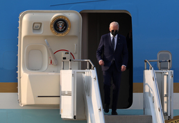 에어포스원에서 내리는 조 바이든 미국 대통령