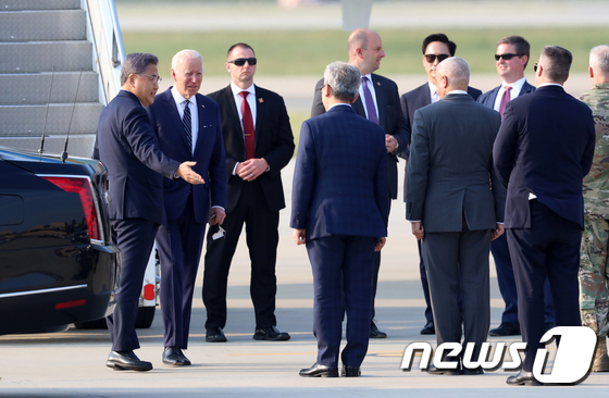 외교부 장관 안내 받는 조 바이든 미국 대통령