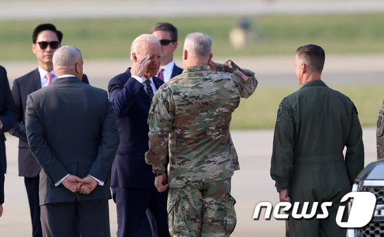 거수 경례하는 조 바이든 미국 대통령