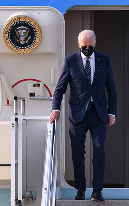 에어포스원에서 내리는 조 바이든 미국 대통령