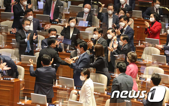 동료 의원들 격려 받는 김기현 의원