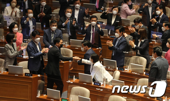 동료 의원들 격려 받는 김기현 의원