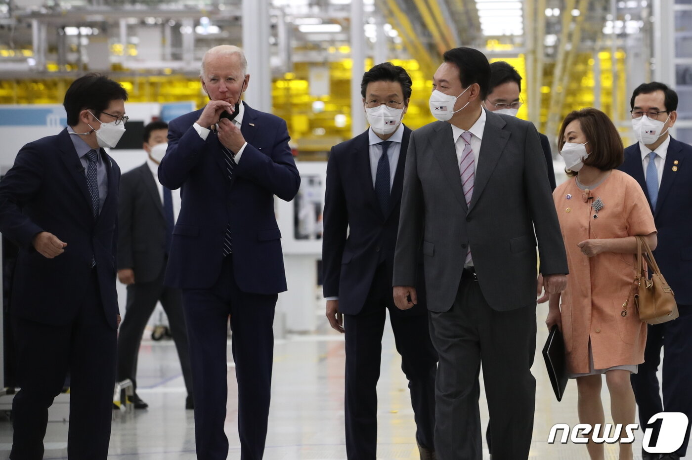 본문 이미지 - 윤석열 대통령이 20일 조 바이든 미국 대통령과 함께 경기 평택 삼성전자 반도체 공장을 방문해 생산 시설을 둘러보고 있다. (대통령실사진기자단) 2022.5.20/뉴스1 ⓒ News1 오대일 기자