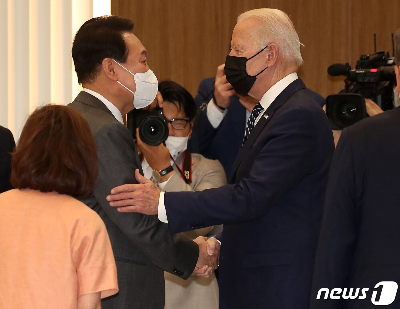 본문 이미지 - 윤석열 대통령이 20일 경기 평택 삼성전자 반도체 공장에서 2박 3일의 일정으로 방한한 조 바이든 미국 대통령을 영접하며 악수하고 있다. (대통령실사진기자단) 2022.5.20/뉴스1 ⓒ News1 오대일 기자