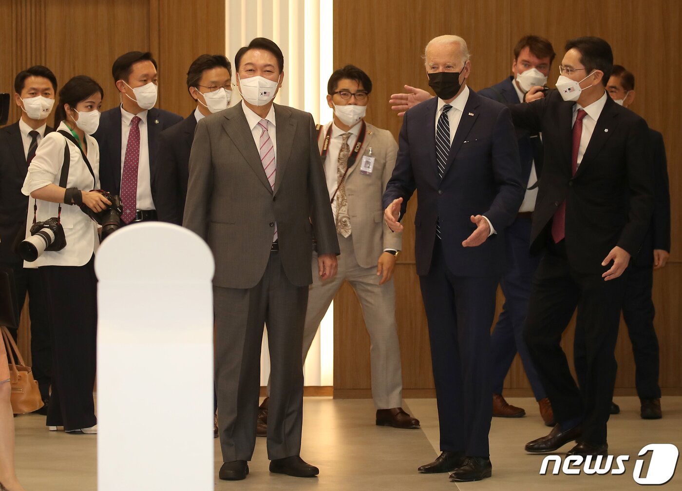 본문 이미지 - 윤석열 대통령이 20일 경기 평택 삼성전자 반도체 공장에서 2박 3일의 일정으로 방한한 조 바이든 미국 대통령을 영접하고 있다. (대통령실사진기자단) 2022.5.20/뉴스1 ⓒ News1 오대일 기자