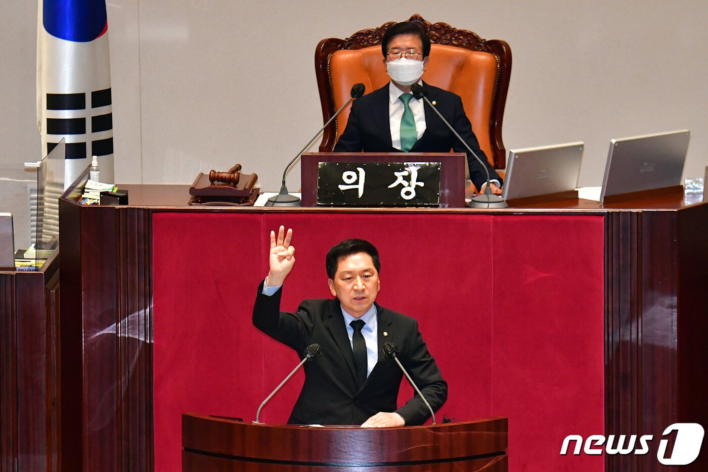 본문 이미지 - 20일 서울 여의도 국회에서 열린 본회의에서 국민의힘 김기현 의원이 징계안에 대한 변명을 하고 있다. (공동취재) 2022.5.20/뉴스1 ⓒ News1 허경 기자