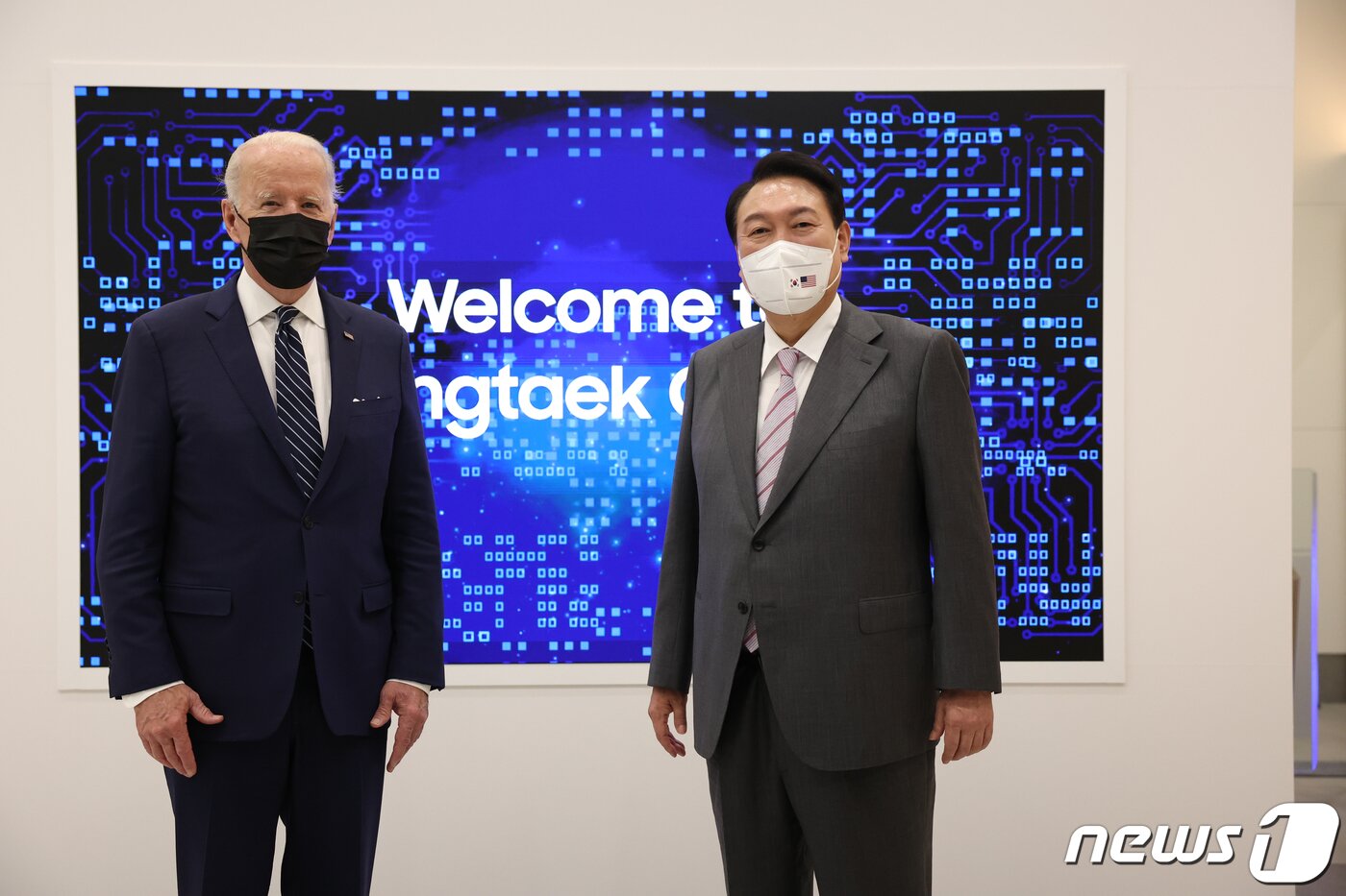 본문 이미지 - 윤석열 대통령과 조 바이든 미국 대통령이 20일 경기 평택 삼성전자 반도체 공장에서 만나 기념촬영을 하고 있다. (대통령실사진기자단) 2022.5.20/뉴스1 ⓒ News1 오대일 기자