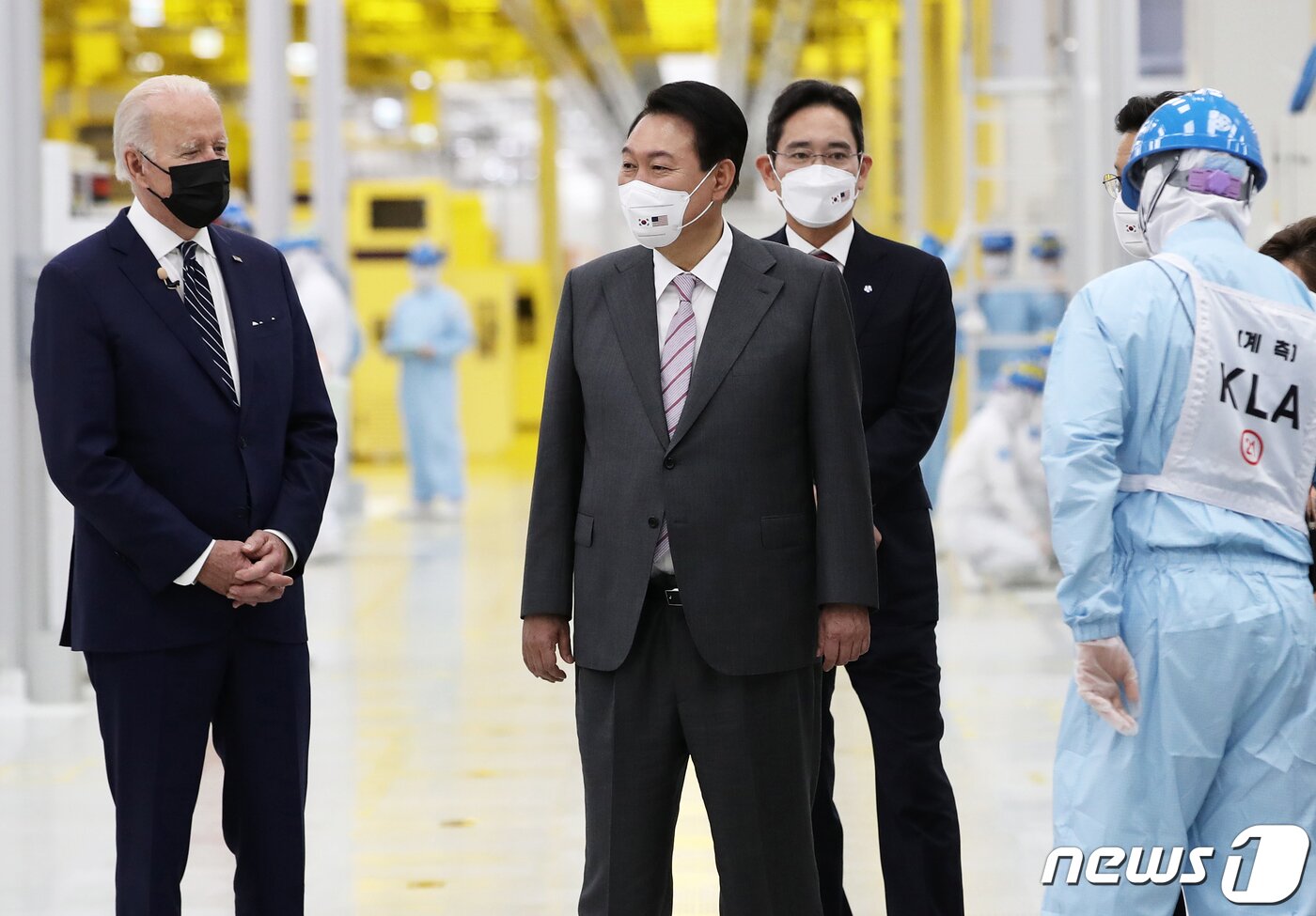 본문 이미지 - 윤석열 대통령과 조 바이든 미국 대통령이 20일 경기 평택 삼성전자 반도체 공장을 방문해 이재용 부회장과　함께 반도체 생산라인을 둘러보며 관계자의 설명을 듣고 있다. (대통령실사진기자단) 2022.5.20/뉴스1 ⓒ News1 오대일 기자